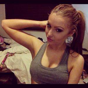 Elizabeth (18), Island Walk, FL adult dating profile image