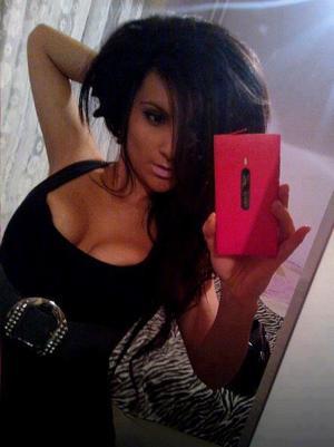 Lynna from Hawaii is looking for adult webcam chat